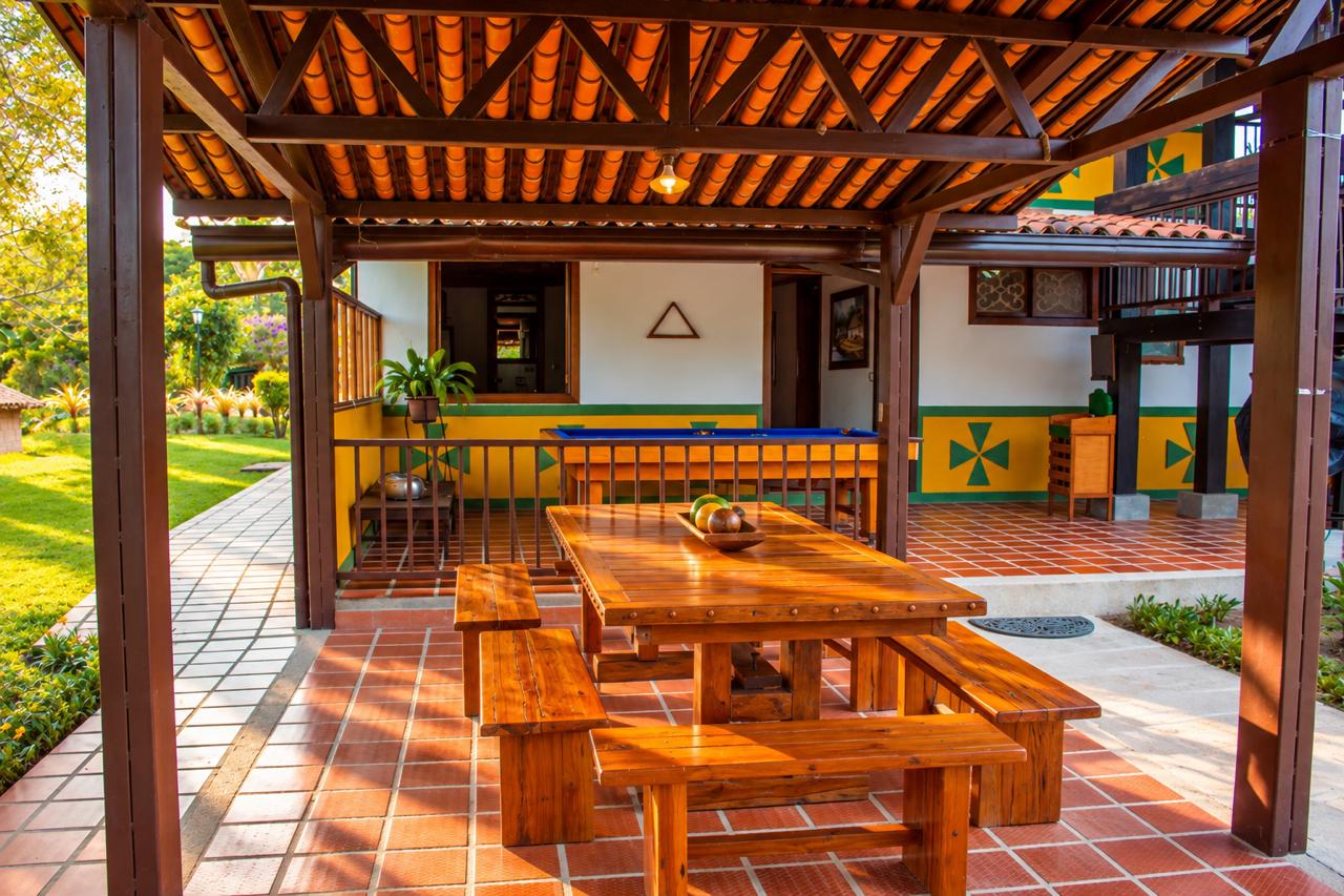 Zona social con mesa de billar y comedor exterior